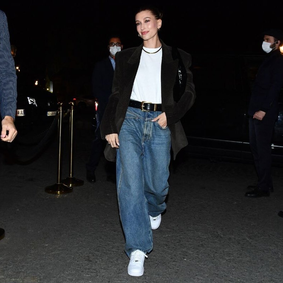 海外セレブの足元はスニーカーが主役！ヘイリー・ビーバー、リリー・コリンズらのスタイルをチェック。