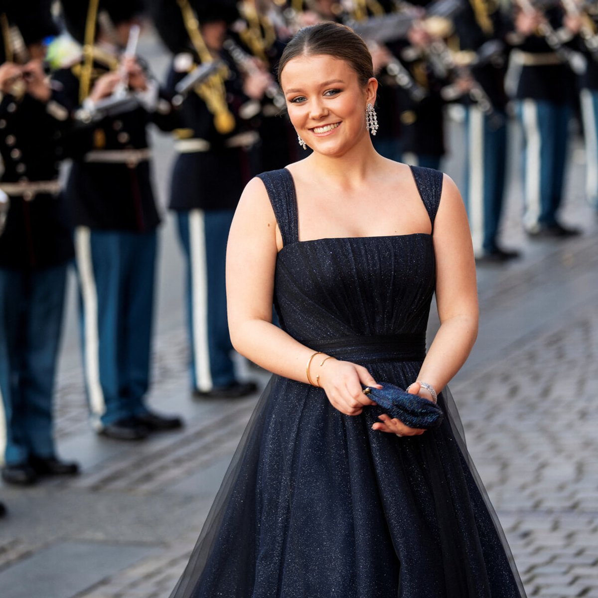 デンマークのイザベラ王女、18歳の誕生日に特別なダイヤモンドのティアラを着けた写真を公開！