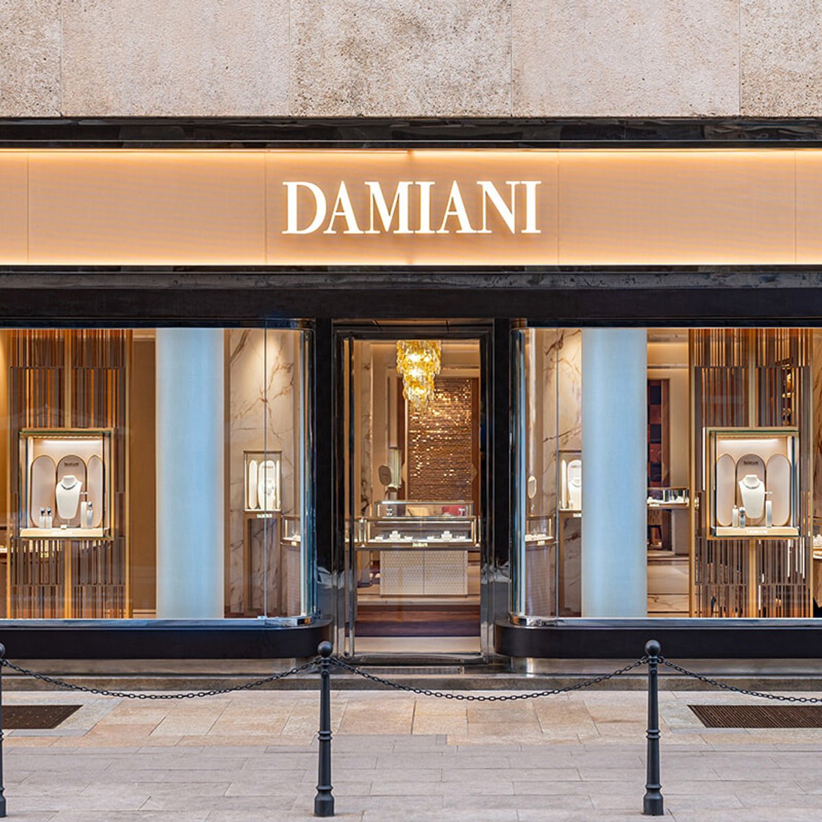 ジュエリーのほかガラス細工やアートも堪能できる、ミラノのダミアーニ新店舗の魅力。