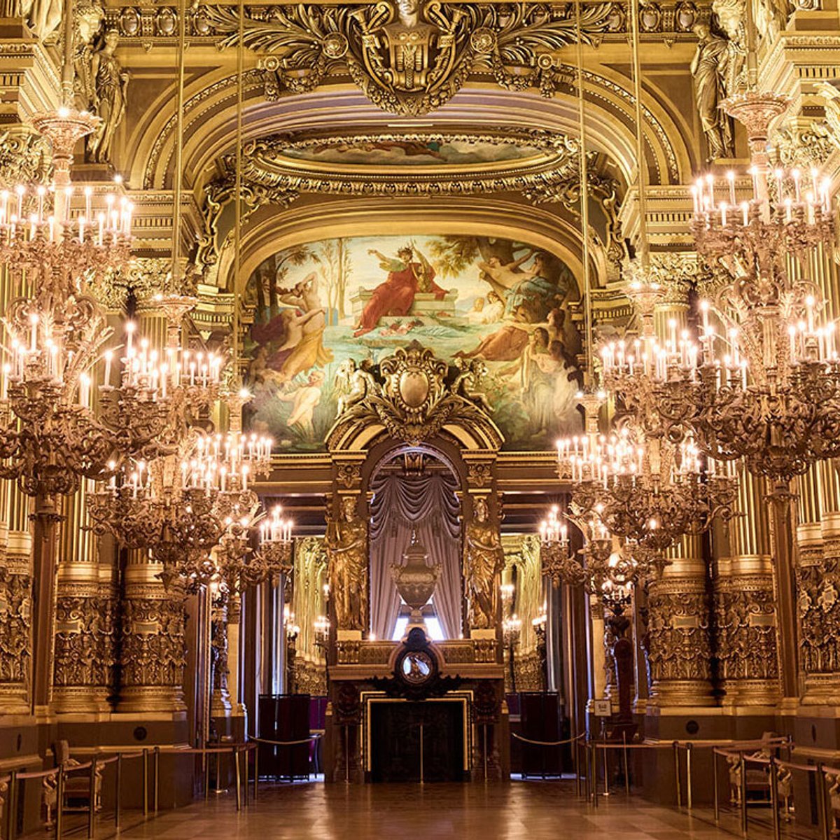 ドロテ・ジルベールと案内する、オペラ座ガルニエ宮の知られざる一面。【パリの永遠の名所を歩く】