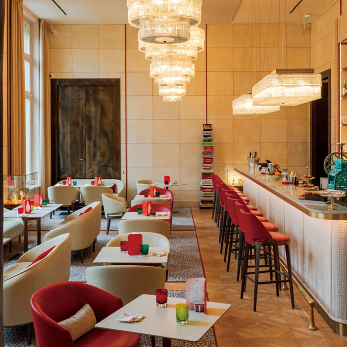 デュカス・バカラ、クリスタルと食とアートが奏でる美。【パリの永遠の名所を歩く】