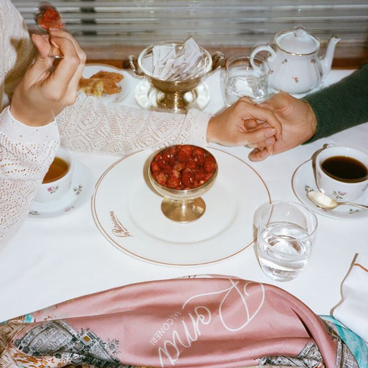 母の日のギフトに！ 旅先の風景が描かれたファルコネーリのスカーフ。