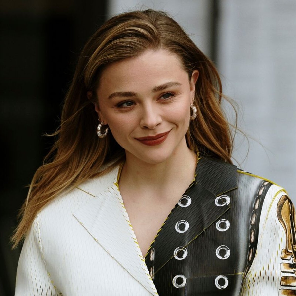 【祝】女性写真家と婚約中のクロエ・グレース・モレッツ。「キック・アス」12歳のヒットガールから28歳の現在までを振り返る