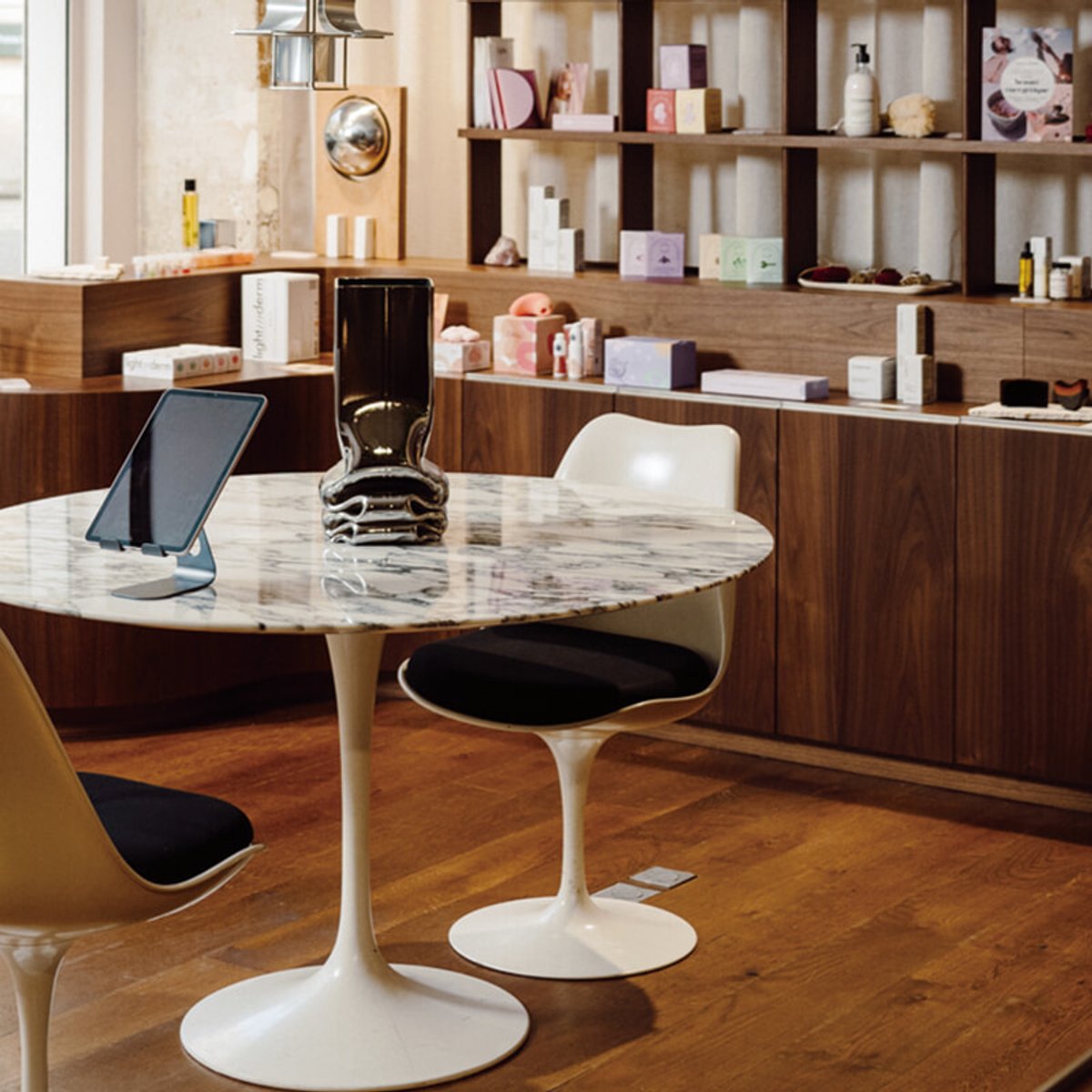 お土産探しも楽しい！ パリ3区、イン＆アウト美容のブティック。