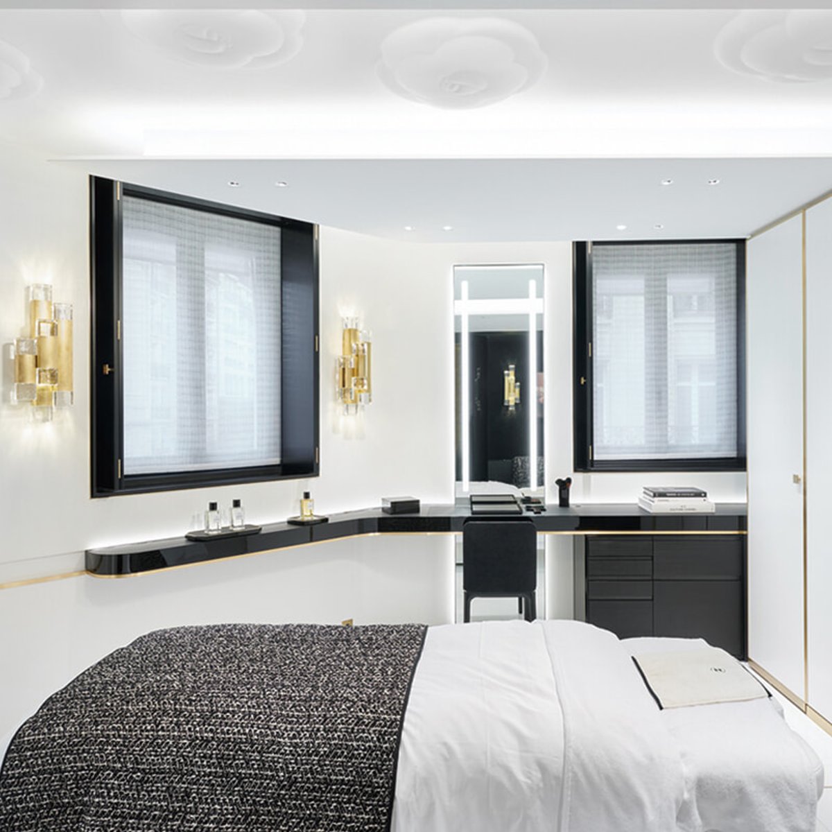 パリ16区、ビューティだけを集めたシャネルの邸宅へ。