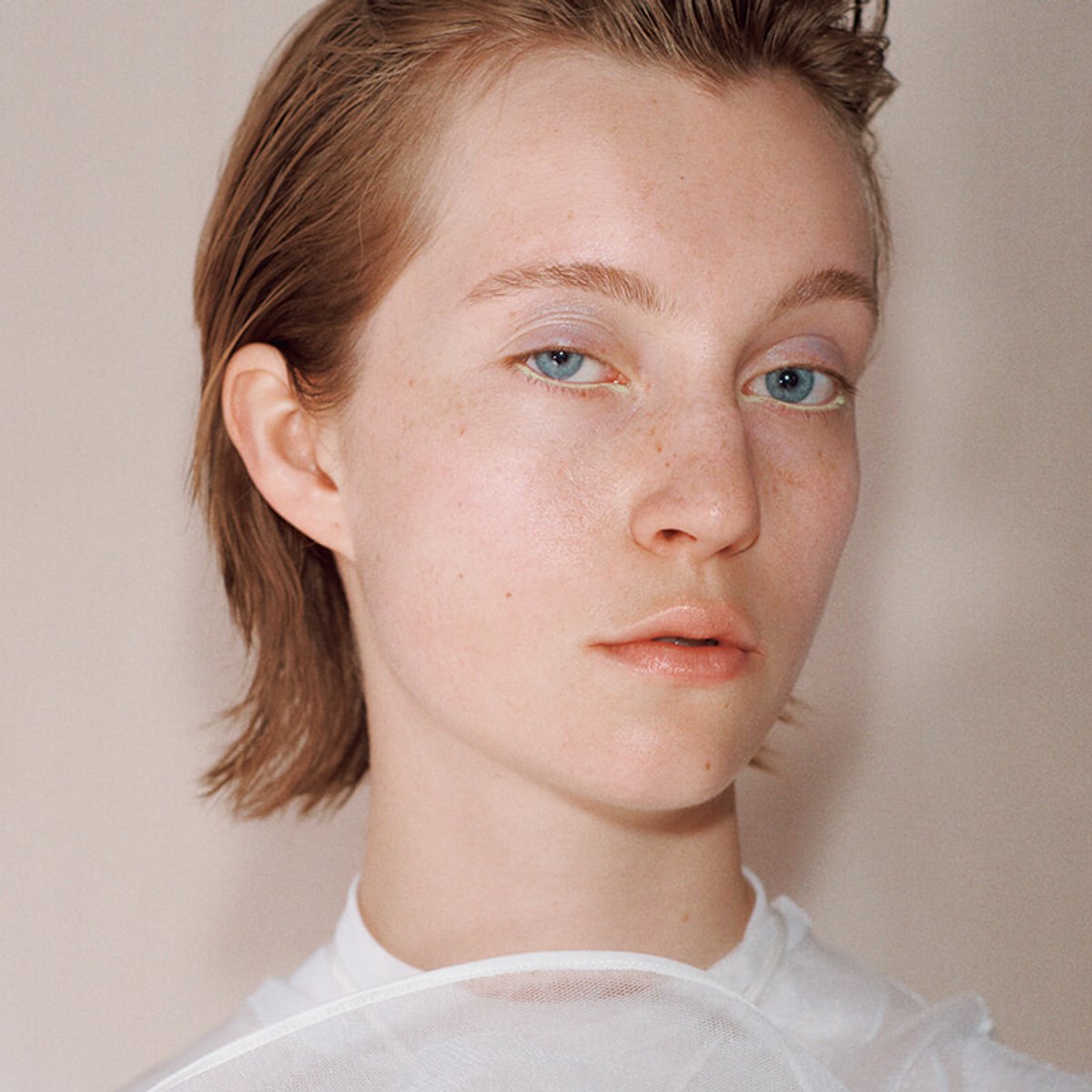 涼しいメイクのポイントは、目元、唇、ネイルで演出！