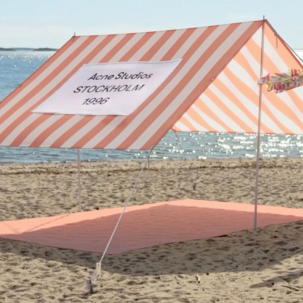 ミッドサマーに着想を得た、アクネ ストゥディオズの春夏カプセルコレクションで夏を満喫！