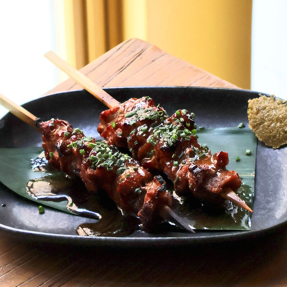 パリ9区の細道にオープンした炭火焼きの「炎」で焼き鳥を！