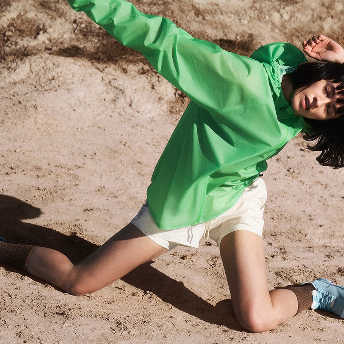 ロエベ × オンの最新コラボより、プレイフルな新作スニーカーとウエアが登場！