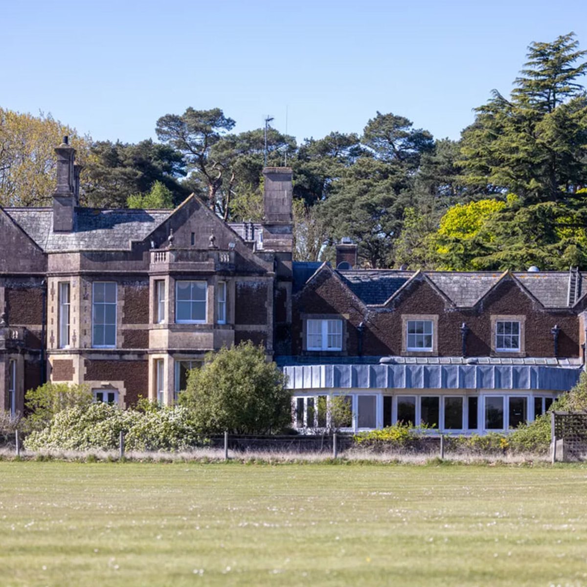 チャールズ3世によって放置されたダイアナ妃の幼少期の家…。地域住民を憤慨させる「惨状」とは？