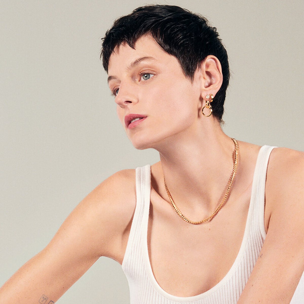 エマ・コリンが魅せる、カルティエのアイコンコレクション。