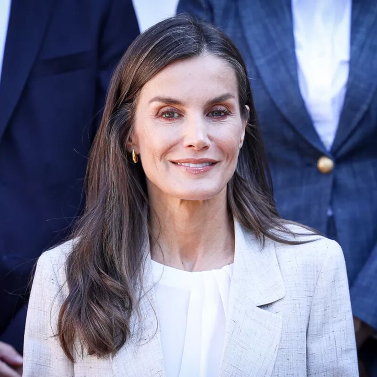 スペインのレティシア王妃、セザンヌのセットアップを着てマドリードを歩く様子が話題に！