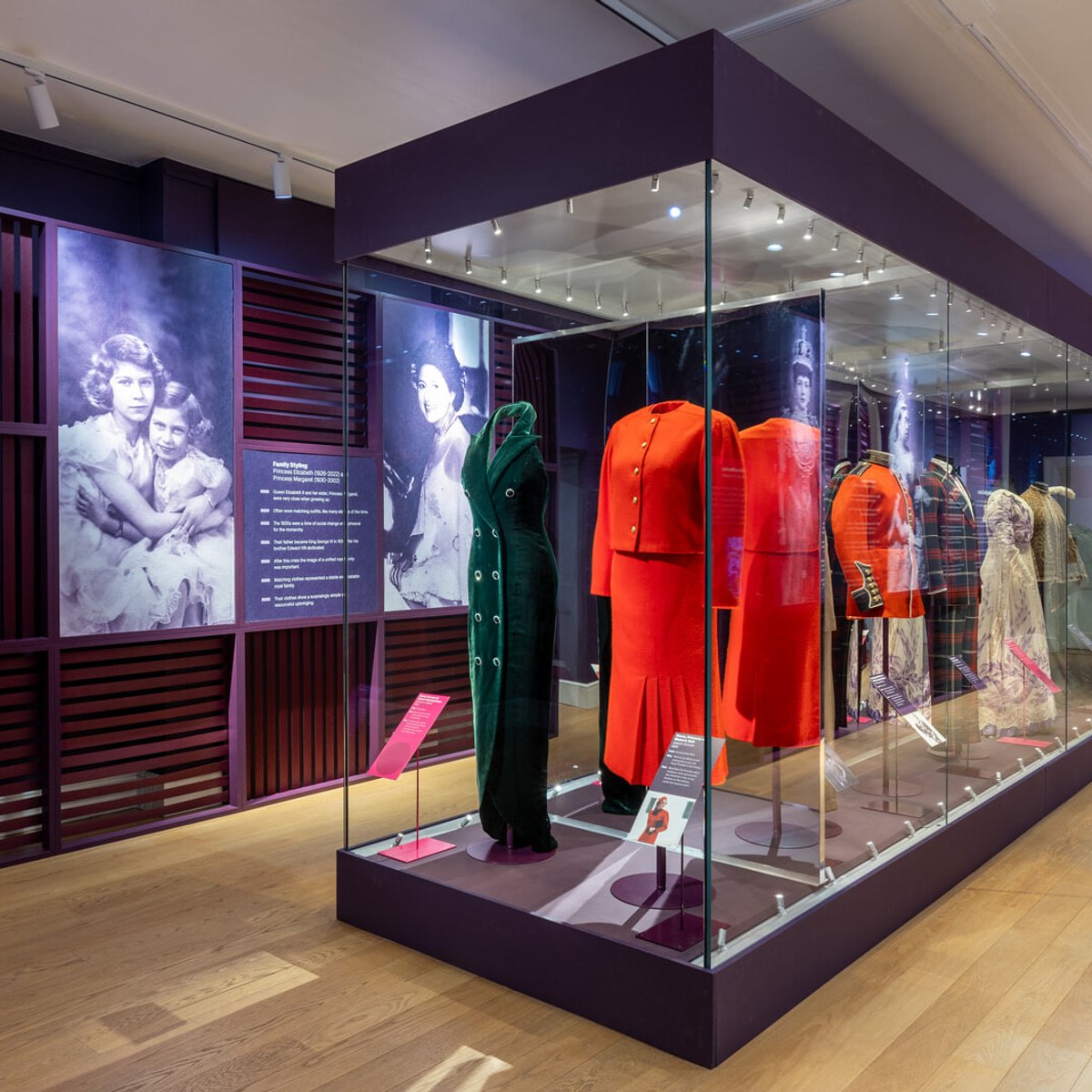 英ロイヤルファミリーの華麗な装いが一堂に！ケンジントン宮殿で「Dress Codes」展が開催中。