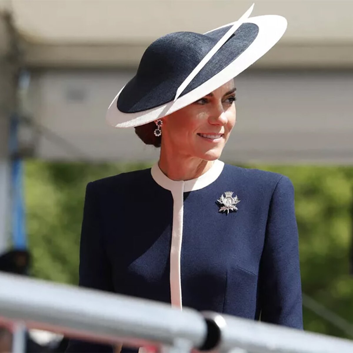 スコットランドを訪れたキャサリン皇太子妃、ネイビーブルーの美しいドレス姿が話題に！