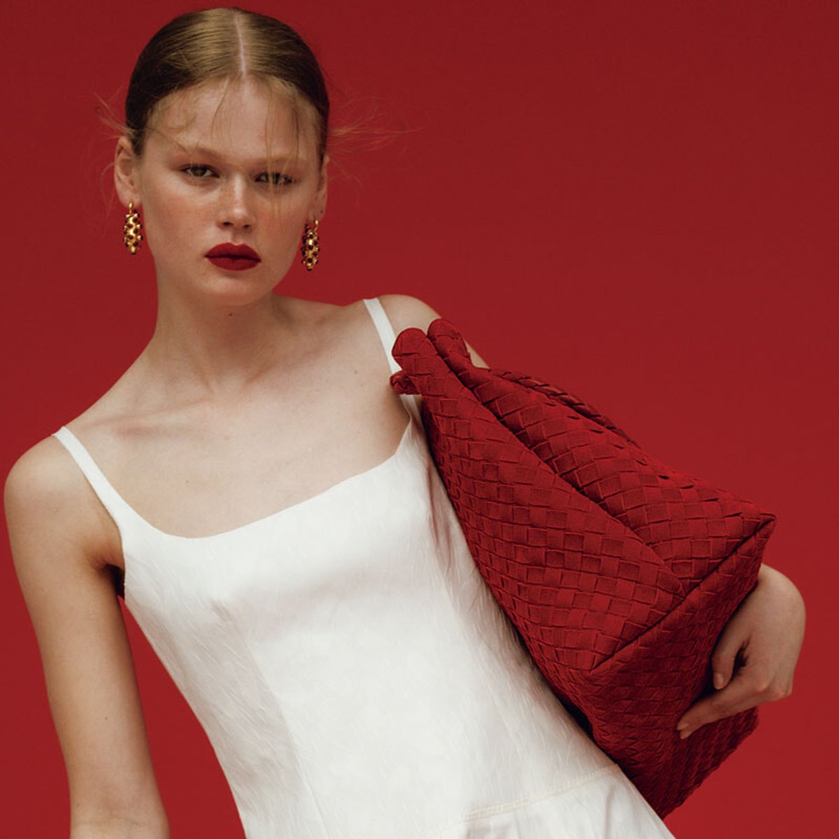 「赤」それは、パリの色。今、モダンに赤を着る方法。