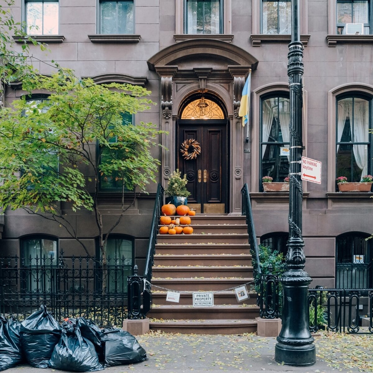 『SATC』キャリーのようには住めない？ニューヨークで進行する「退去危機」の現実。