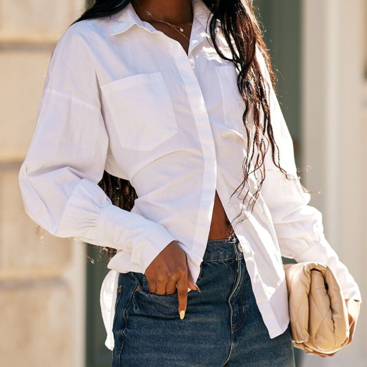 ユニクロの白シャツ、一枚でどう着こなす？パリジェンヌらのリアルスタイルをチェック。