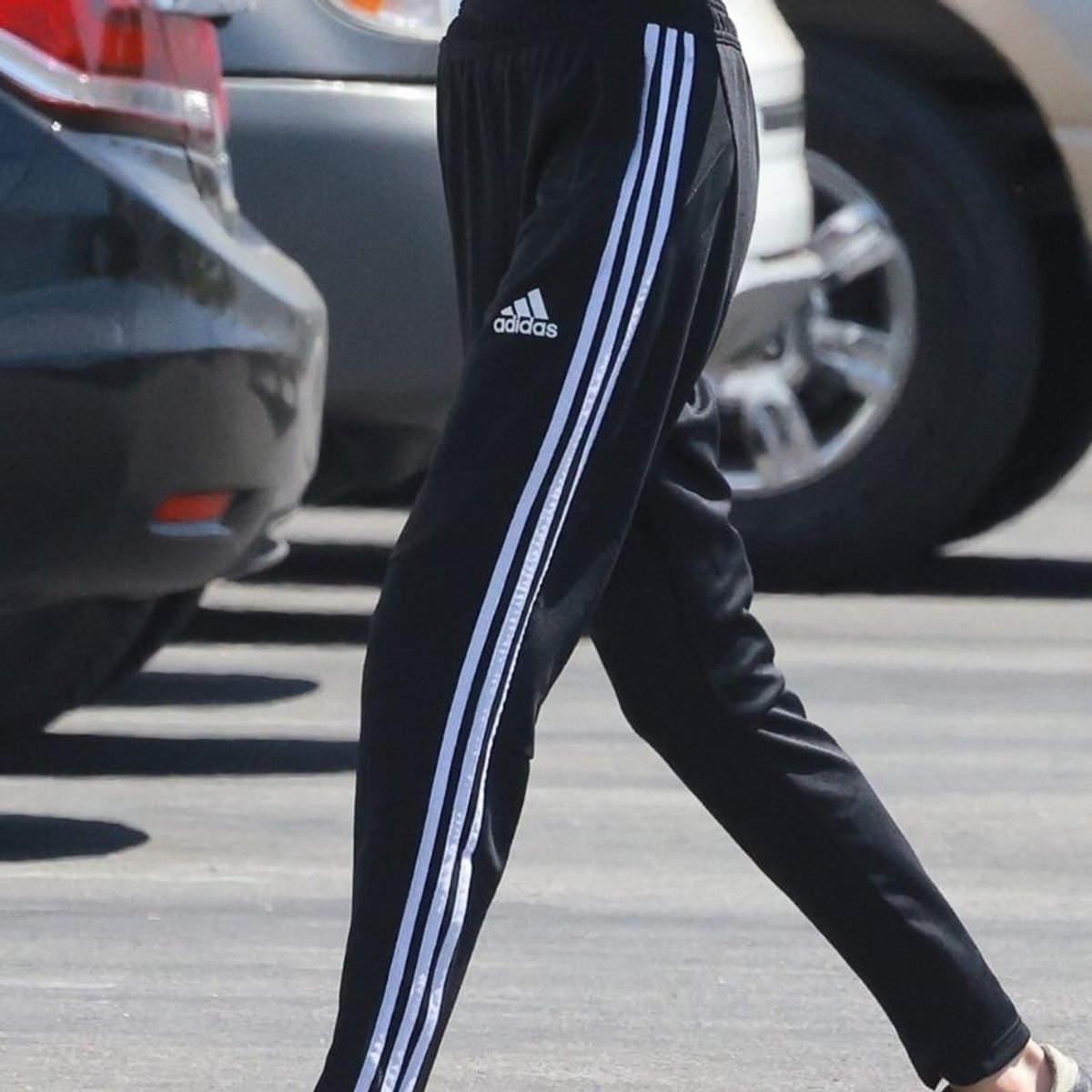 「アディダスパンツ」が、おしゃれさんの制服に！？ヨーロッパガールたちの着こなしスナップ６選。