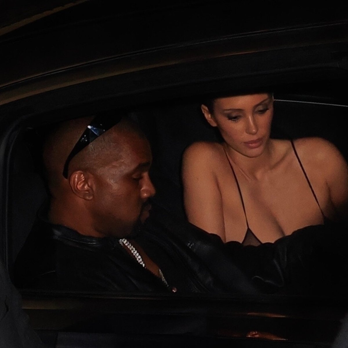 カニエの妻ビアンカ・センソリ、「フィッシュネットブラ」でスペインに登場、住民をザワつかせる。