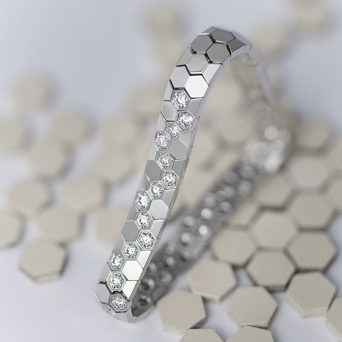 「幸せを運んできてくれる」。ショーメのお守りブレスレットとは？