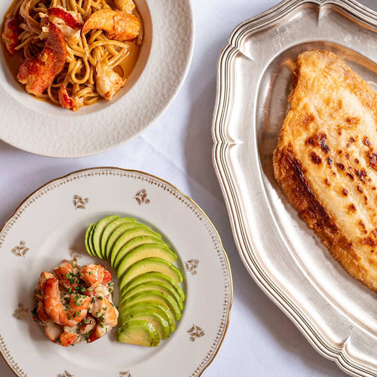 ハリウッド・サヴォイで食事。アール・デコの店内？ それともテラス？