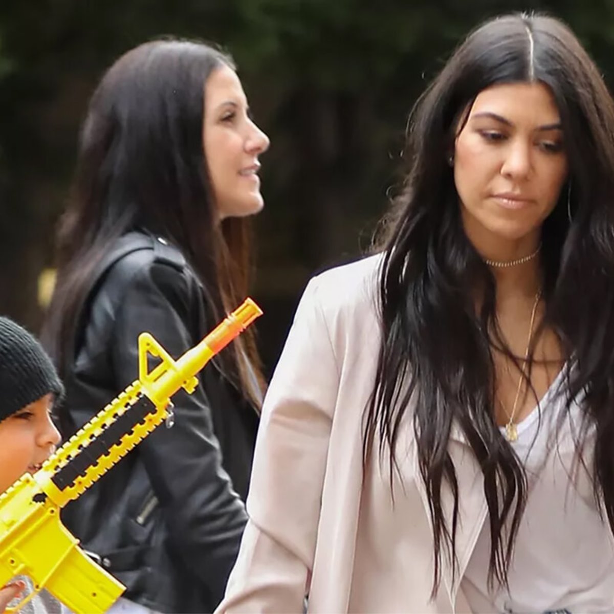 「子どもを学校に通わせるのは時代遅れ」コートニー・カーダシアンが学校制度を批判。