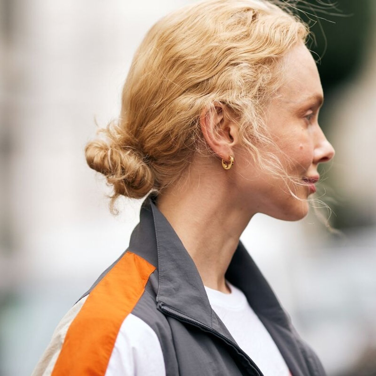 梅雨にも、夏にも活躍！湿気や暑さに負けない、パリジェンヌのシニヨンヘア。