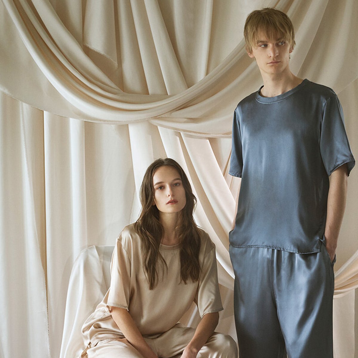 とろけるようなシルクのTシャツで、夏のおうち時間をリュクスに心地よく。