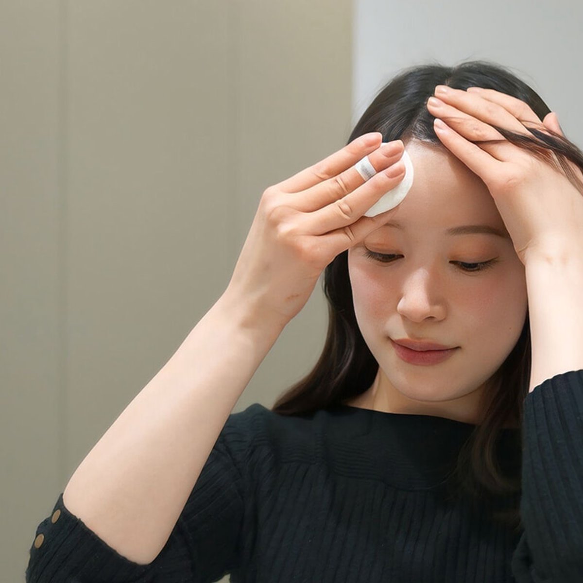 額からつま先まで！ CAが駆使する「パウダー」テクニック