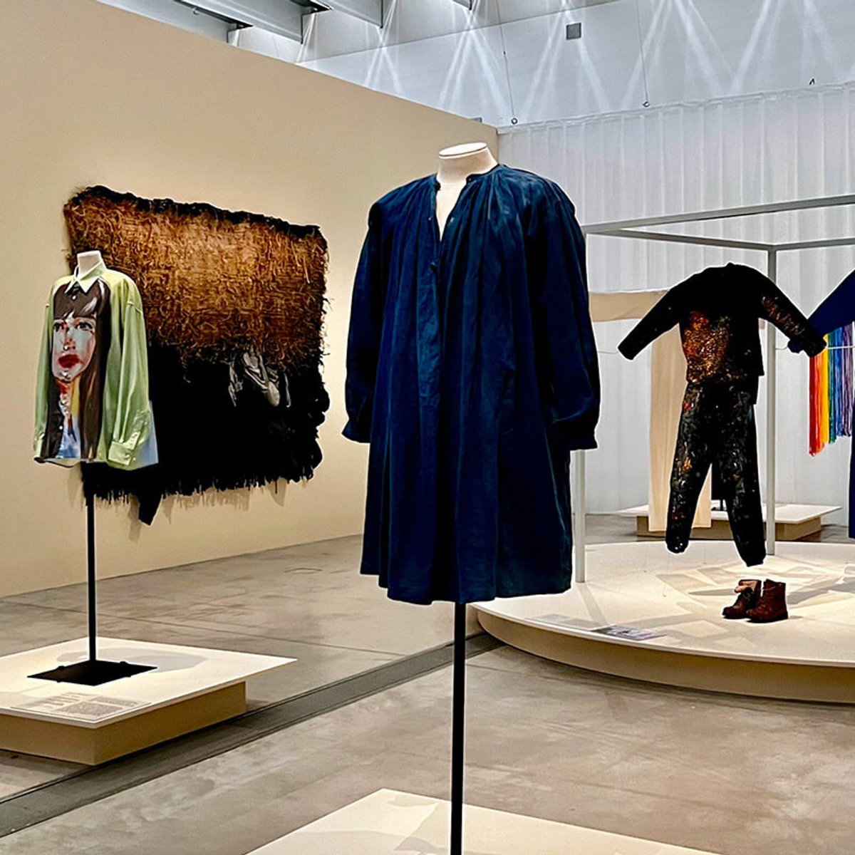 ルーヴル・ランスで、芸術家と衣服の関係を紐解くモードにまつわる展覧会。