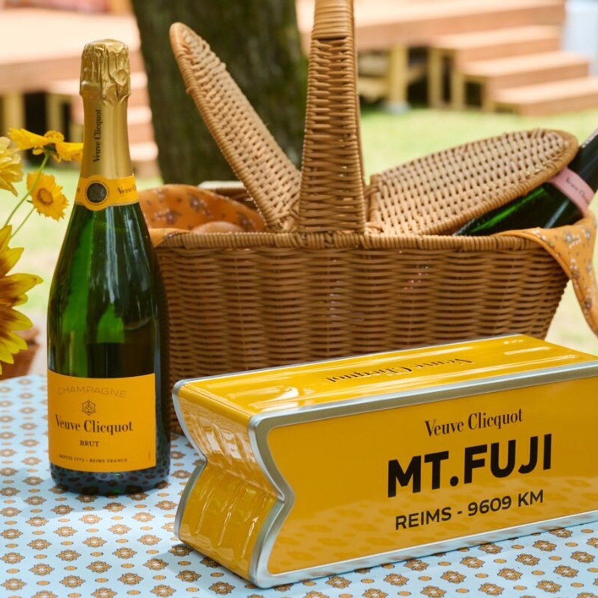 太陽と富士山を堪能するピクニック、ヴーヴ・クリコで乾杯