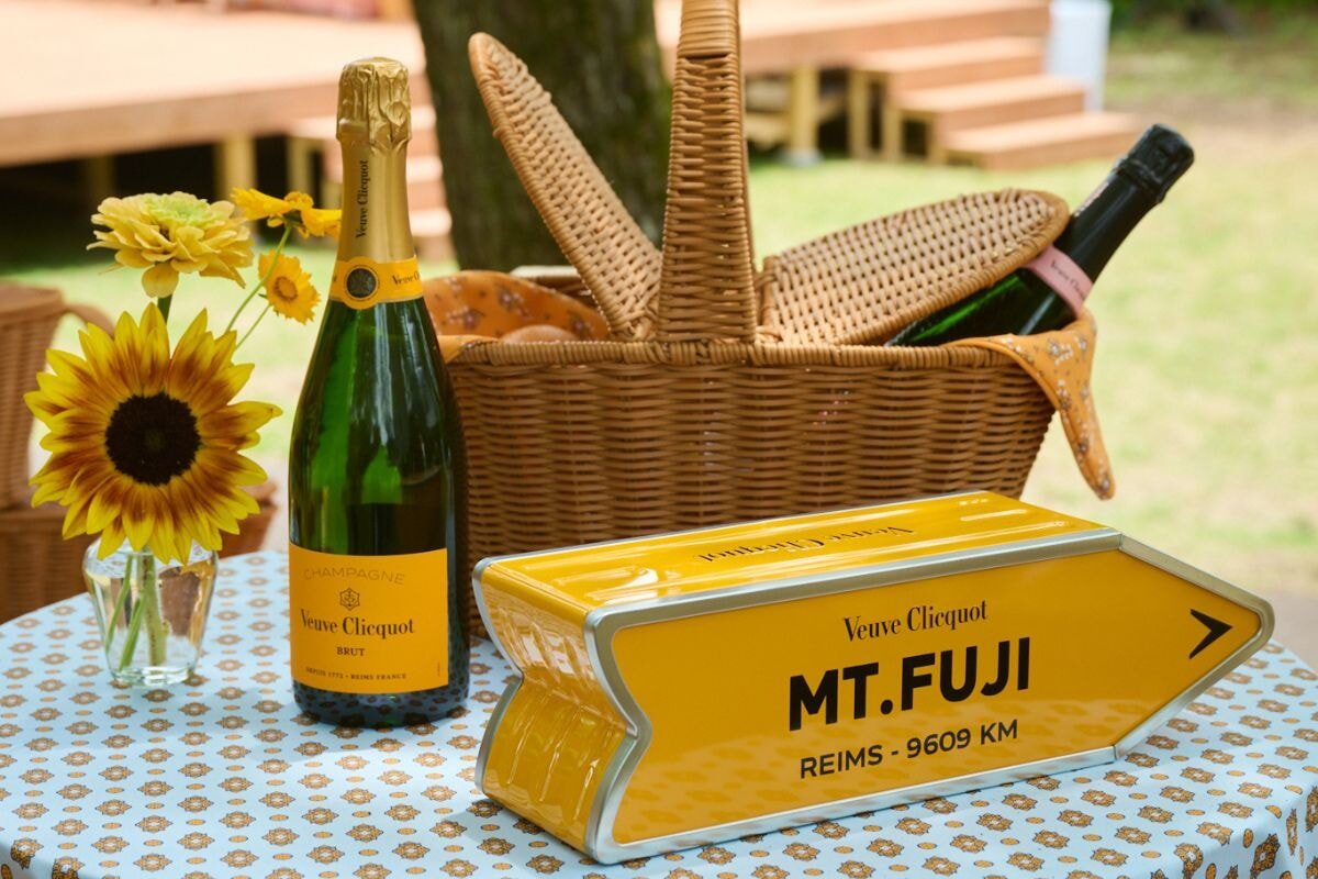 太陽と富士山を堪能するピクニック、ヴーヴ・クリコで乾杯