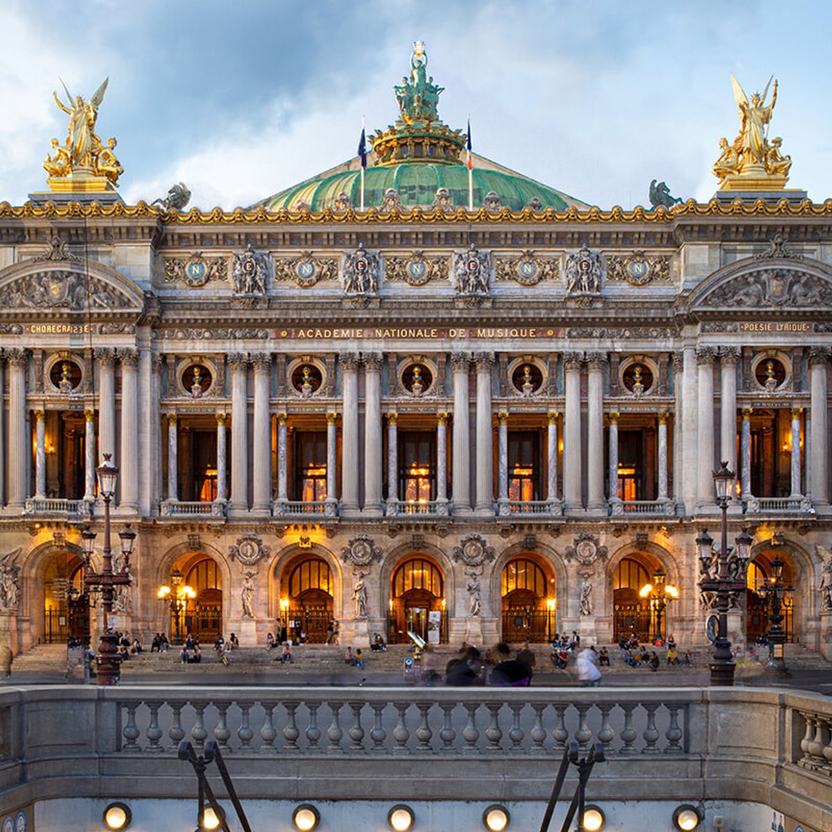 パリ・オペラ座ガルニエ宮。エトワールと舞台を支える職人たちの素顔に迫る。