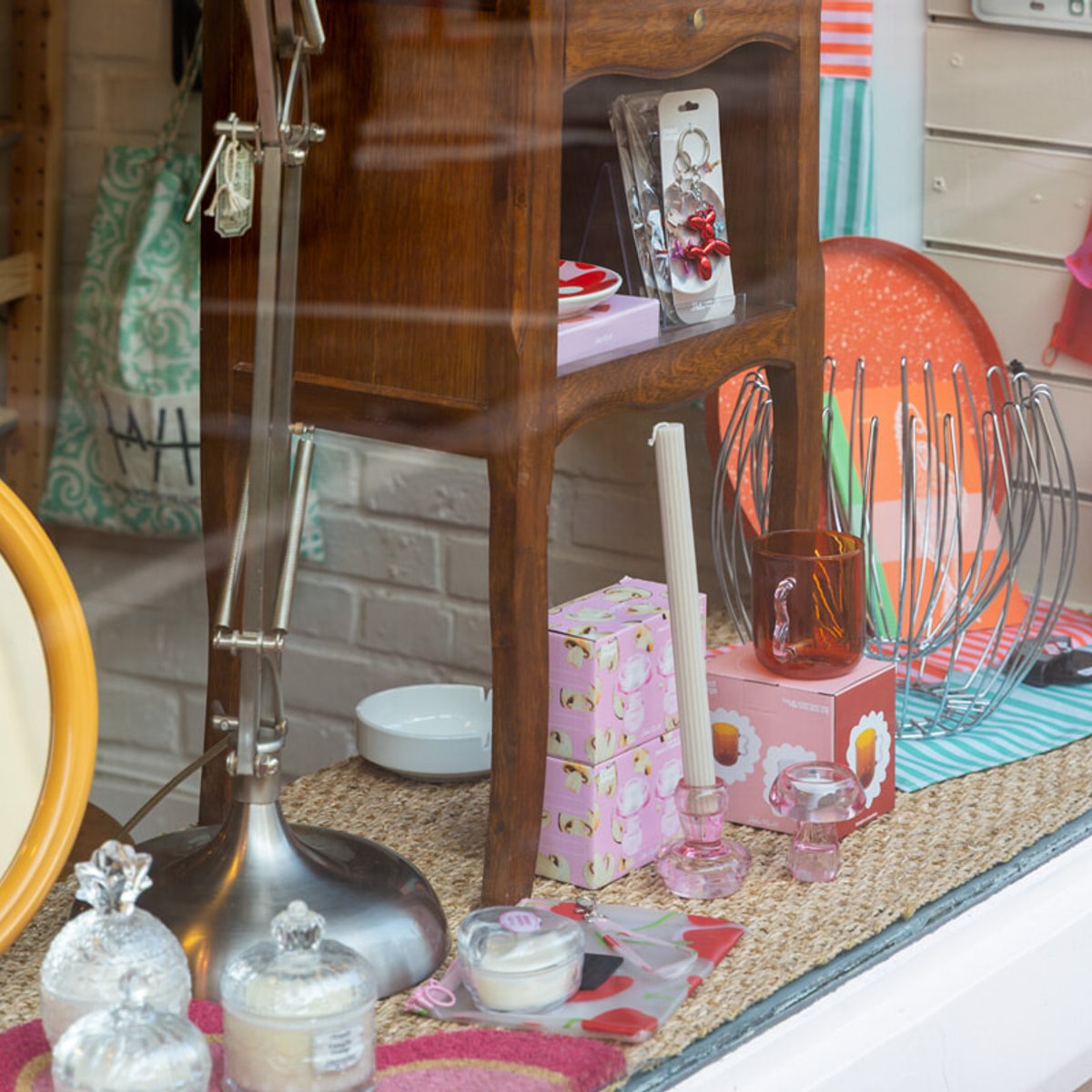 パリ郊外の街で見つけた、可愛いアンティーク雑貨店。