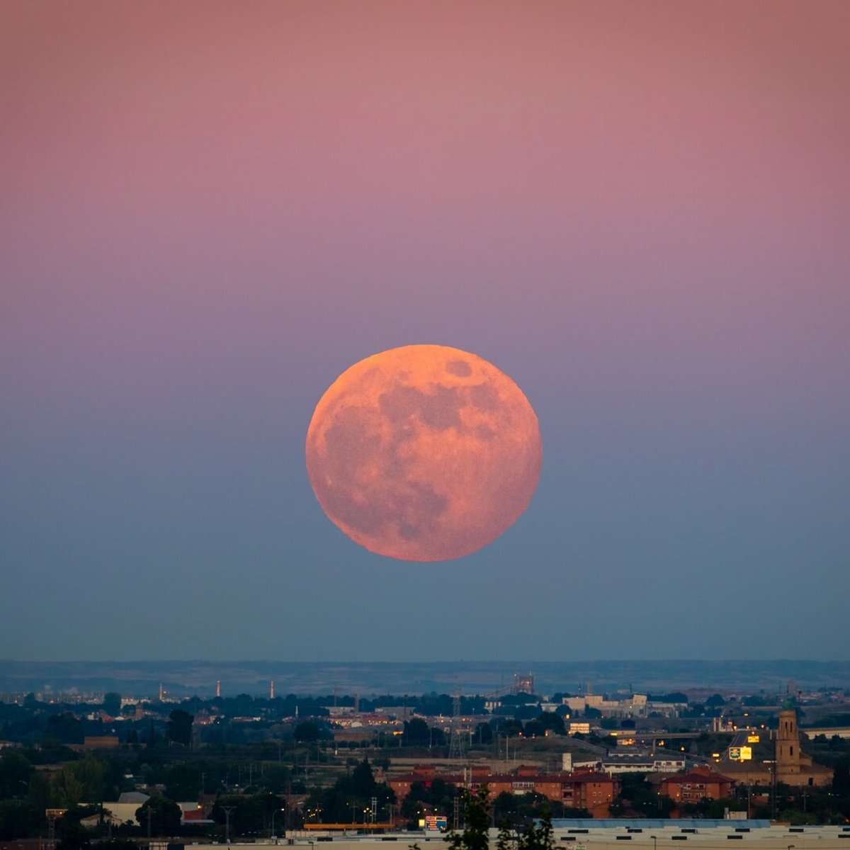 6月11日の夜空に輝く「ストロベリームーン」。射手座の満月に秘められた力とは？