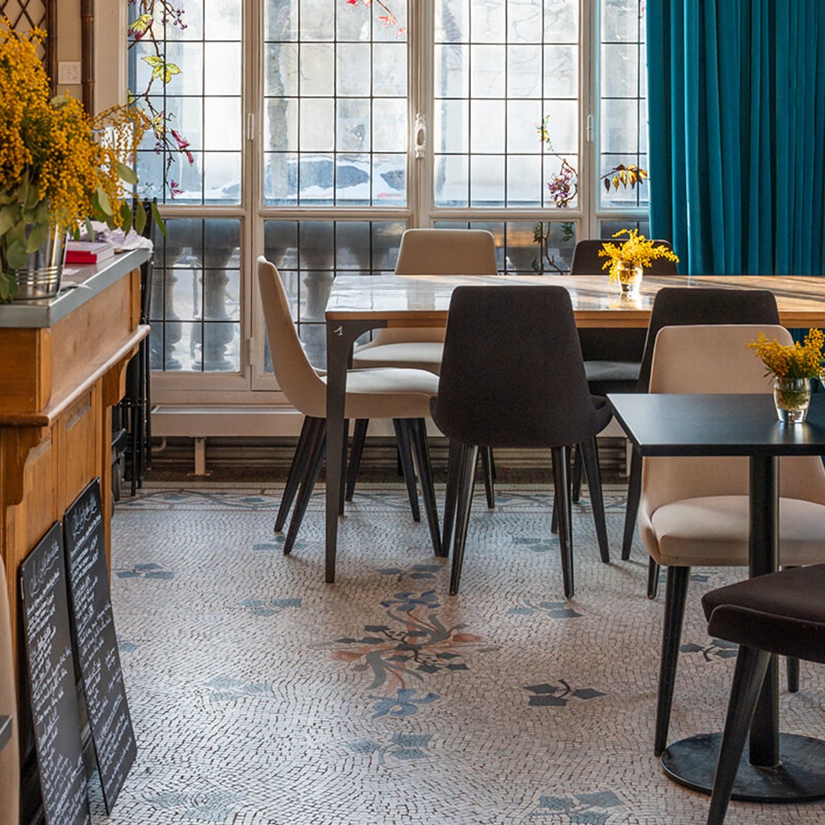 地元民が集う、サンジェルマン＝アン＝レの人気カフェ。