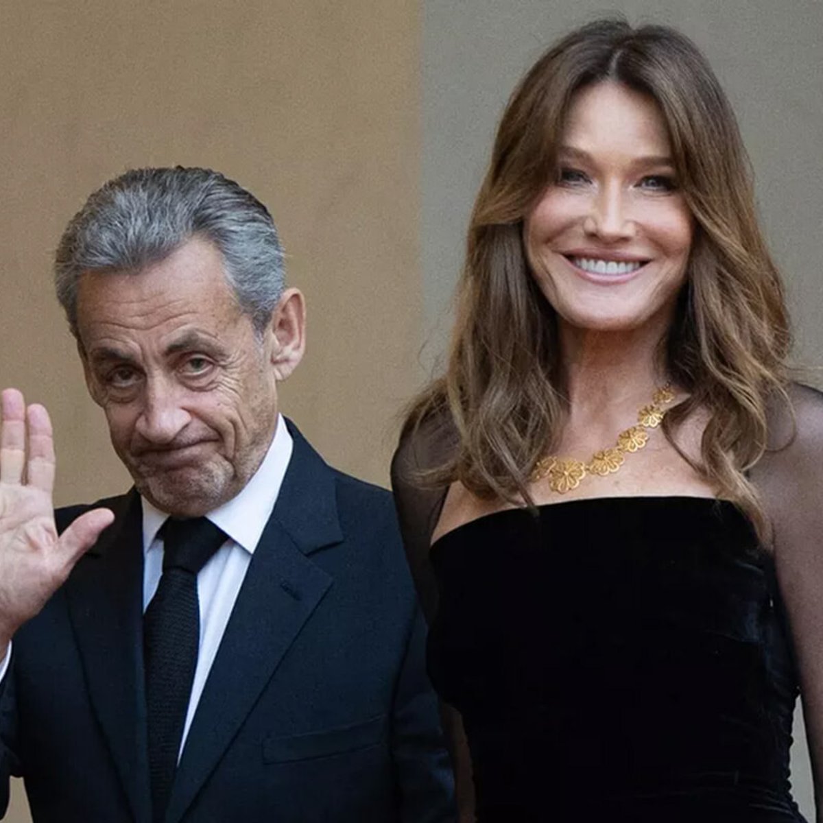 カーラ・ブルーニ、フランス大統領の晩餐会でのブラックドレスが美しすぎると話題に。