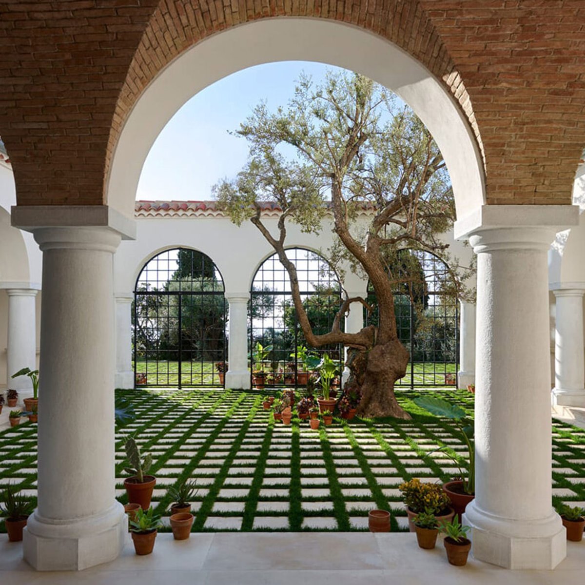 シャネルが築いた南仏の隠れ家「ラ パウザ」、その美しき姿を初公開。