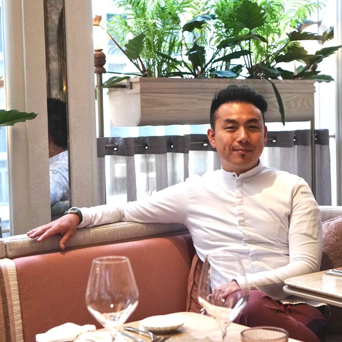 舌の肥えた子育て世代をターゲットにした、実力シェフによる香港の話題の新店「モデラ」へ。