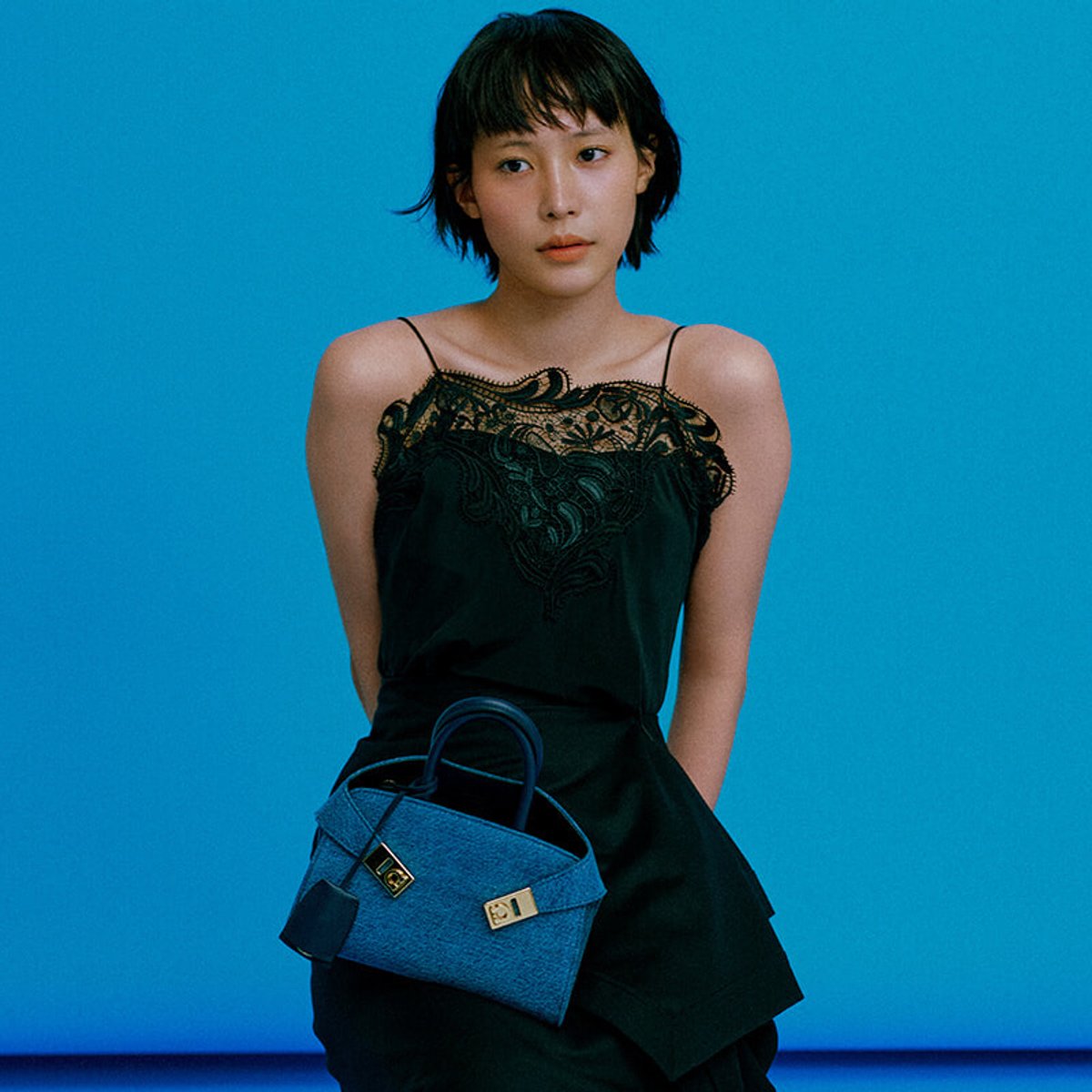 南沙良が誘う、フェラガモと過ごす夏の記憶。