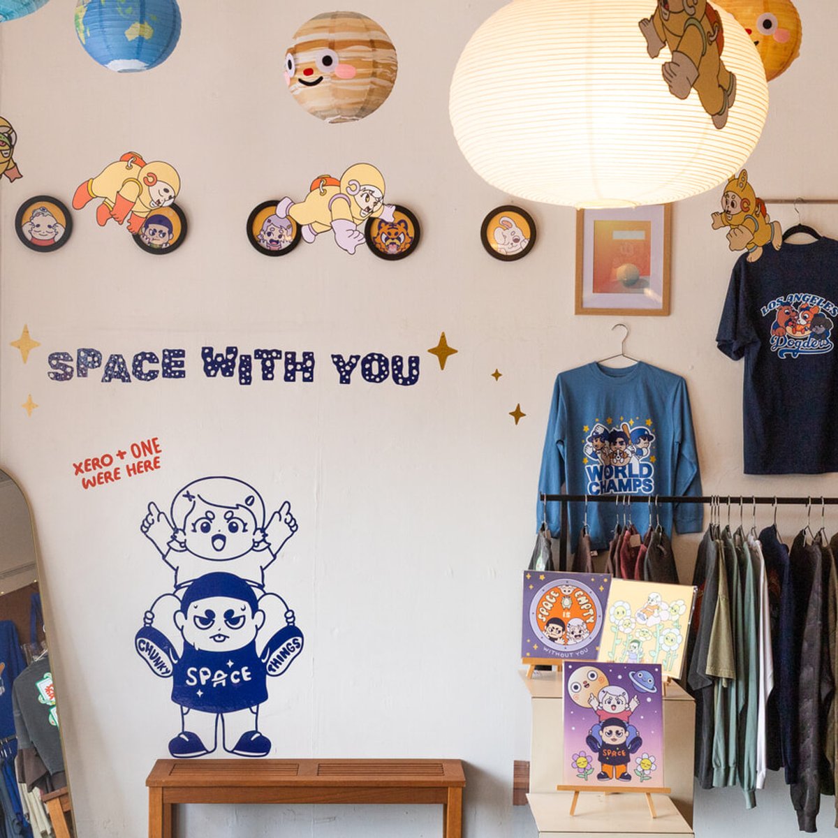 まるっとした大谷翔平＆デコピンのイラストが話題！ポップなLAドジャーズ土産は、チャイナタウンの人気ショップで。