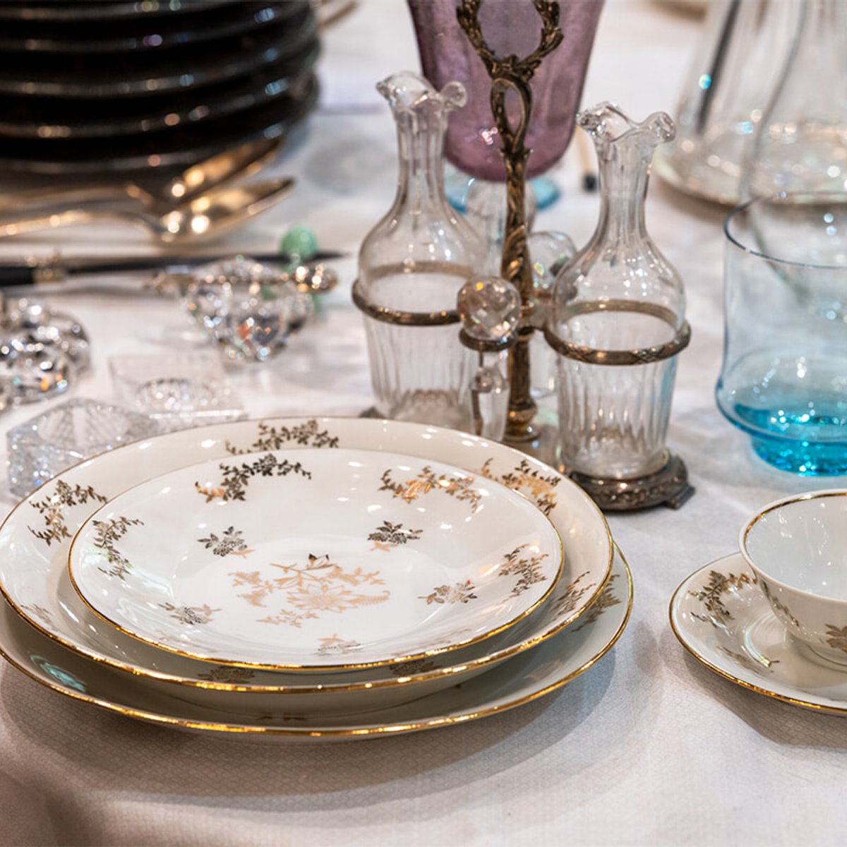 ヴェルサイユの城下町、アンティークのテーブルウェアの宝庫へ。