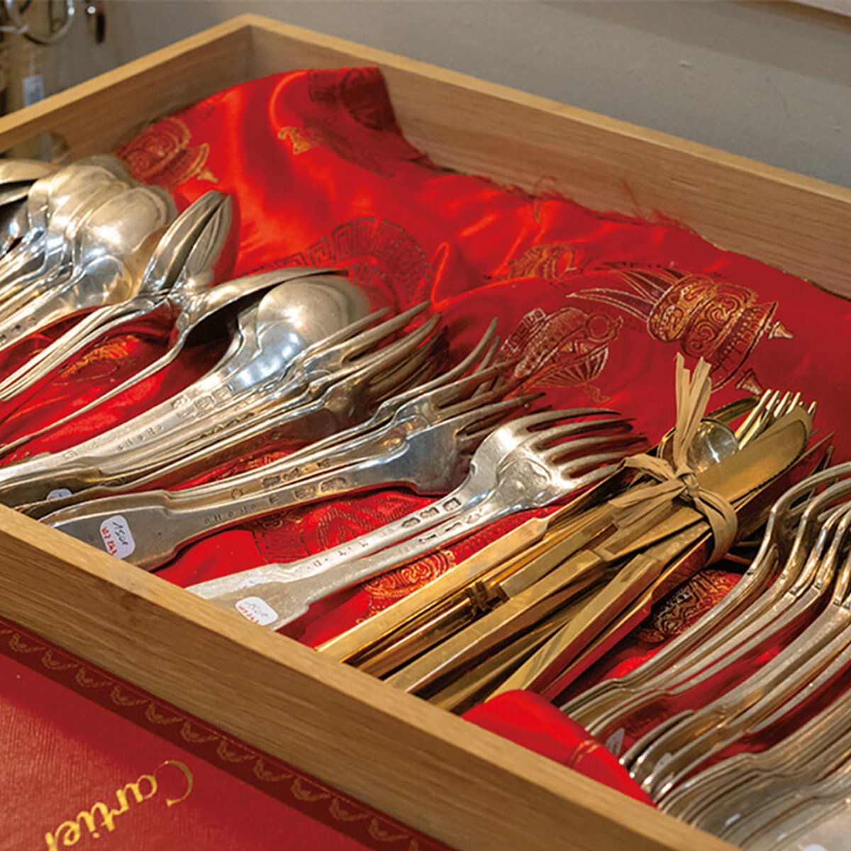 掘り出し物を発見！ ヴェルサイユの銀器専門店。