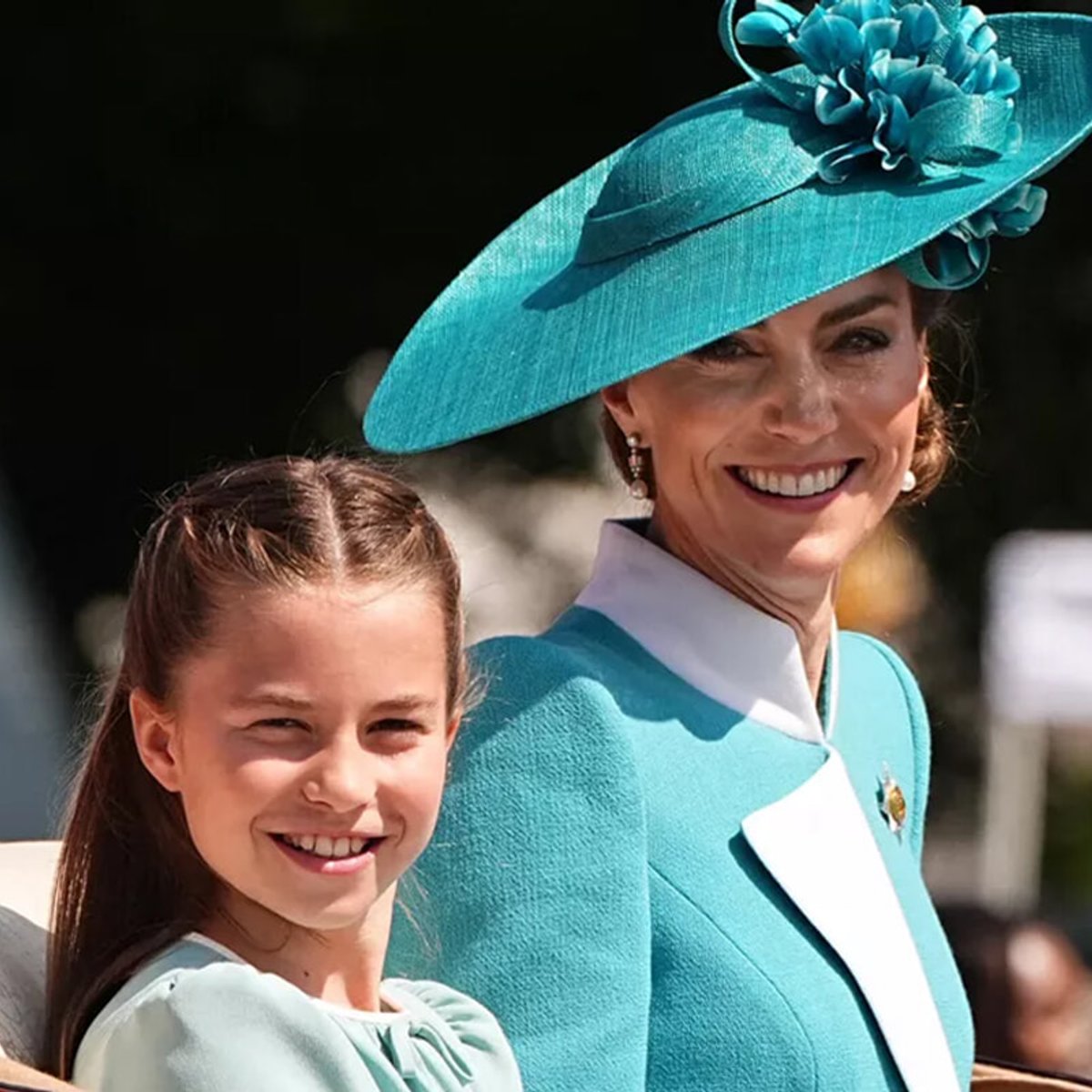 ダイアナ妃へのオマージュ？ キャサリン皇太子妃とシャーロット王女、公式行事で揃いのドレスで登場し話題に。