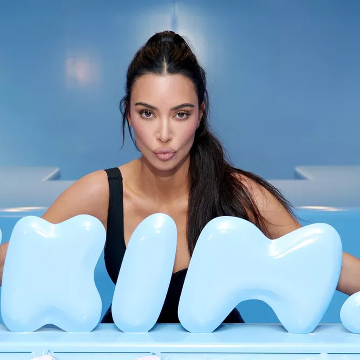 キム・カーダシアンが発表したスキムズの「オールインワン」水着とは？