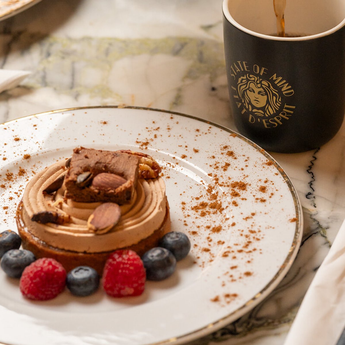 香水と紅茶のペアリング。王宮の街で優雅なティータイムを。