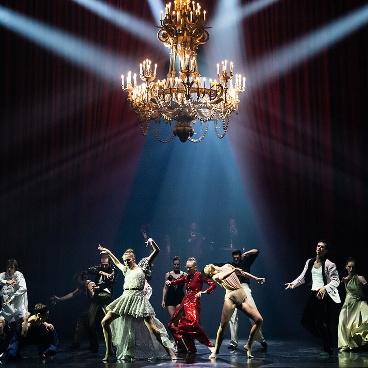 衣装はシャネル！ ホフェッシュ・シェクターの『レッドカーペット』、ガルニエ宮とアメリカで。