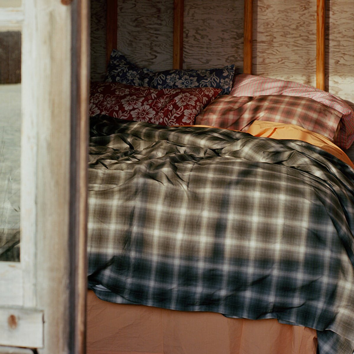 北欧のサマーハウスのインテリアに着想を得た、ステューシーとテクラの限定コレクションとは？