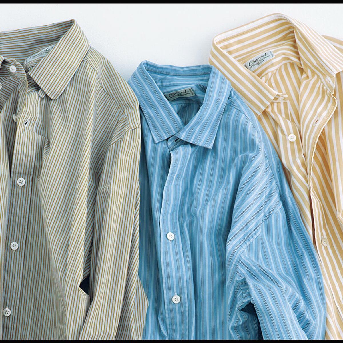 ネイビージャケット、エルメスのバッグ、シャルべのシャツ。スタイリスト清水奈緒美の【フレンチシックな私物】