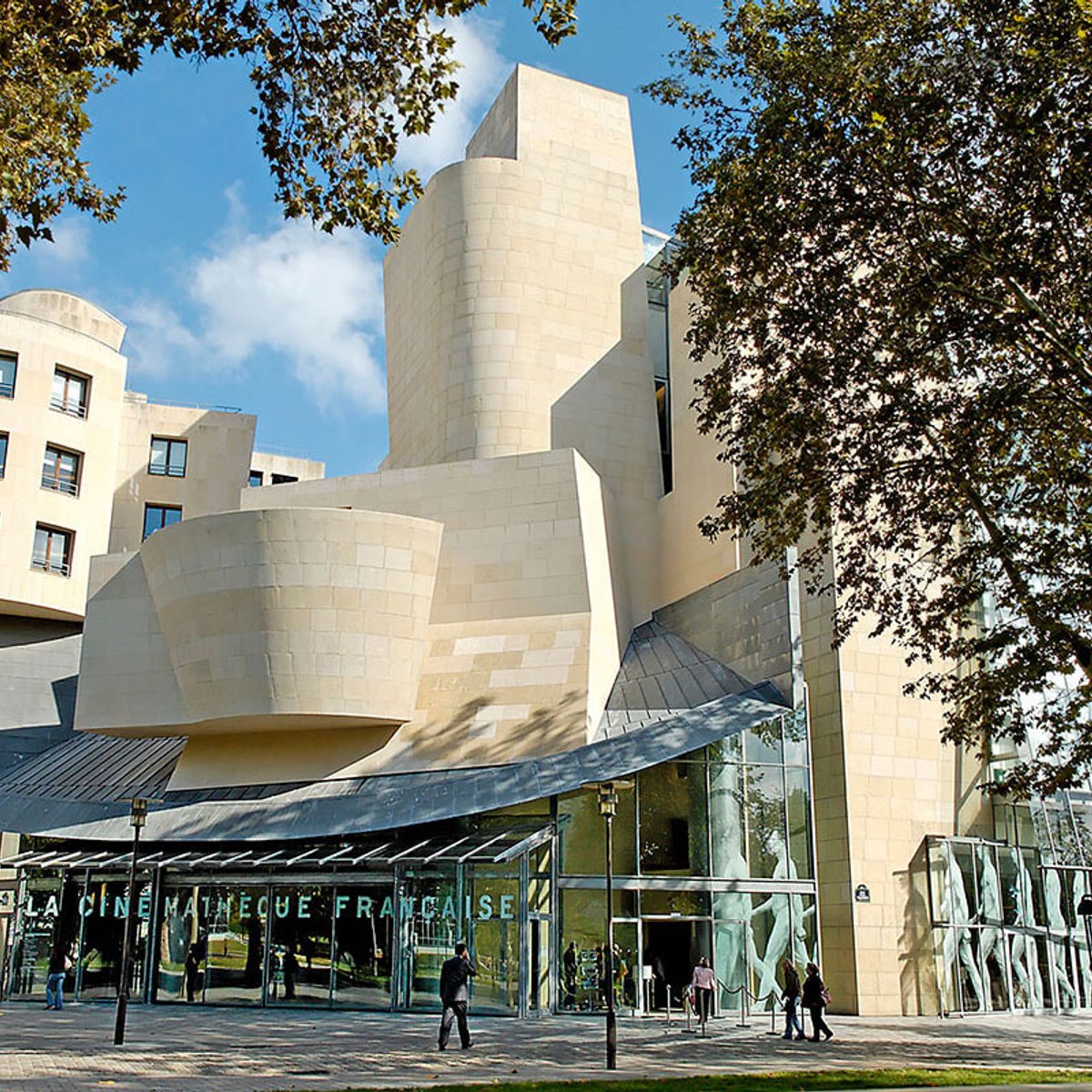 レアなお土産探しにも。4万本以上の映画作品を所有するシネマの殿堂へ。【シネマティックなパリ vol.1】